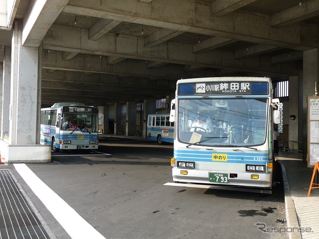 石岡駅の西口側にあるバスターミナル。かしてつBRTもここから発着しているが、来年3月には東口側の専用乗り場から発着するようになる。