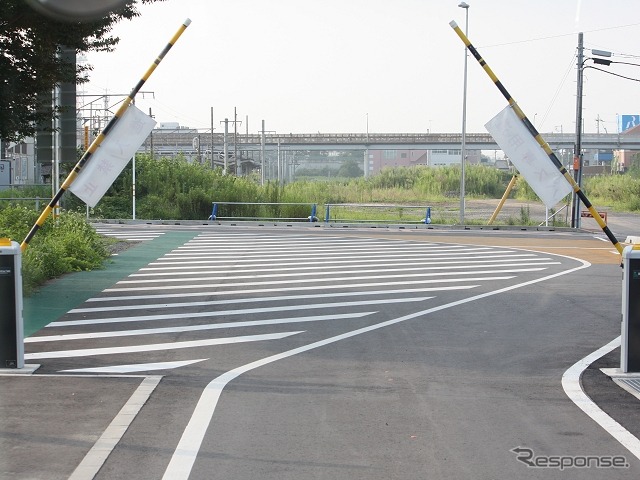かしてつバス専用道の出入口（2011年8月）。ここから左折して西口側のバスターミナルまでは一般道を走行しているが、来年3月からは写真奥に整備されるBRT専用乗り場に乗り入れる。