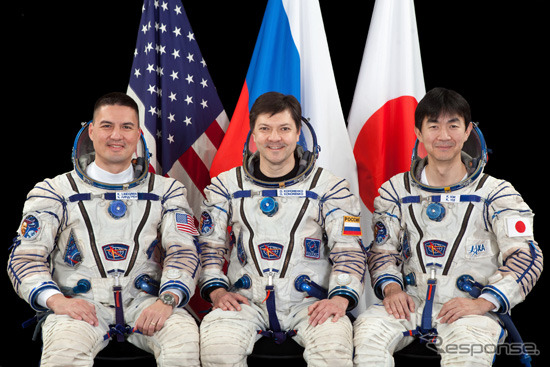 43Sクルーの(左から)チェル・リングリン宇宙飛行士、オレッグ・コノネンコ宇宙飛行士、油井宇宙飛行士