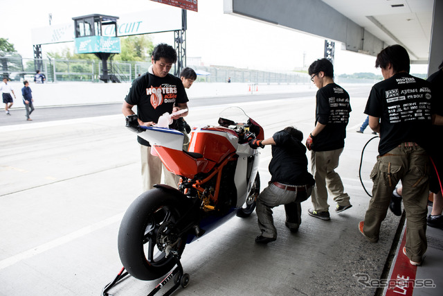 【鈴鹿8耐】唯一のKTMで参戦、HOOTERS旋風が巻き起こる！？［動画］
