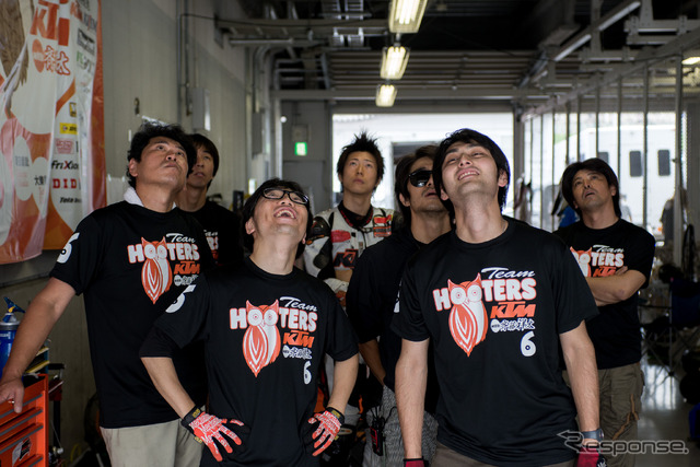 【鈴鹿8耐】唯一のKTMで参戦、HOOTERS旋風が巻き起こる！？［動画］
