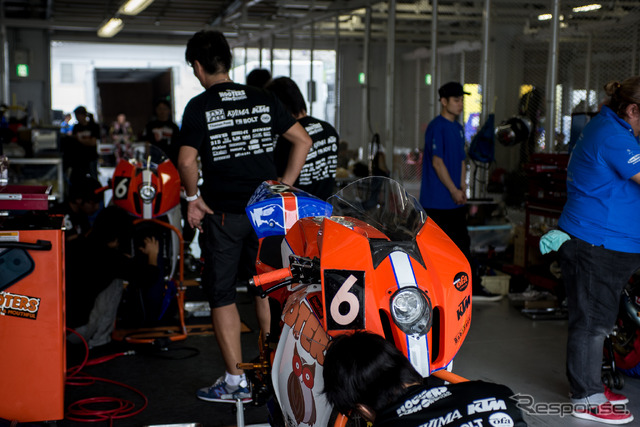 【鈴鹿8耐】唯一のKTMで参戦、HOOTERS旋風が巻き起こる！？［動画］