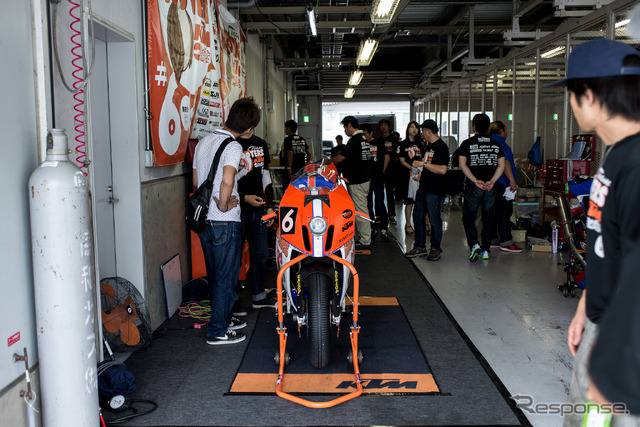 【鈴鹿8耐】唯一のKTMで参戦、HOOTERS旋風が巻き起こる！？［動画］