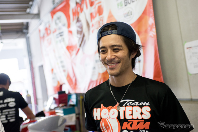 【鈴鹿8耐】唯一のKTMで参戦、HOOTERS旋風が巻き起こる！？［動画］