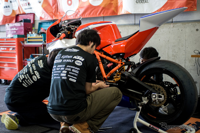 【鈴鹿8耐】唯一のKTMで参戦、HOOTERS旋風が巻き起こる！？［動画］