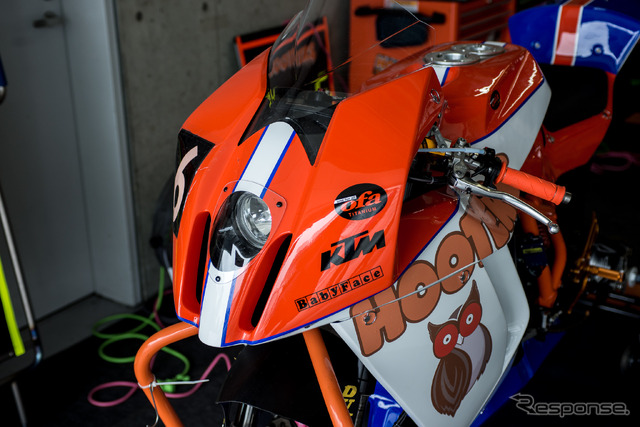 【鈴鹿8耐】唯一のKTMで参戦、HOOTERS旋風が巻き起こる！？［動画］