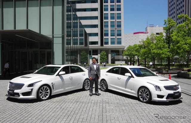 GMジャパン石井澄人社長とキャデラックCTS-V(左)&ATS-V(右)