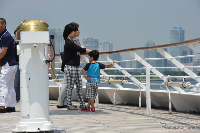 海の日にちなみ子供たちに公開された飛鳥II(20日・横浜港・大さん橋国際フェリーふ頭)