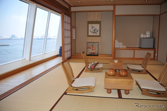 日本の豪華客船を示す飛鳥IIにたったひとつの畳敷き客室(20日・横浜港・大さん橋国際フェリーふ頭)