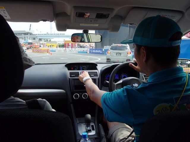 大人たちは実車の同乗試乗コーナーへ(撮影:高木啓)