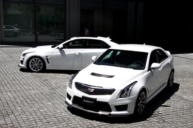キャデラックCTS-V(奥)、ATS-V(手前)