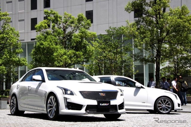 キャデラック CTS-V(手前)とATS-V(奥)