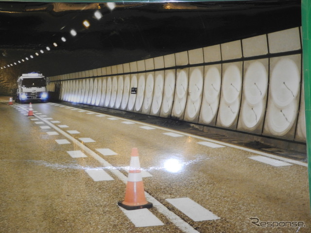 トンネルの内壁に付けるだけで見違えるようにきれいになる「風ほうき」