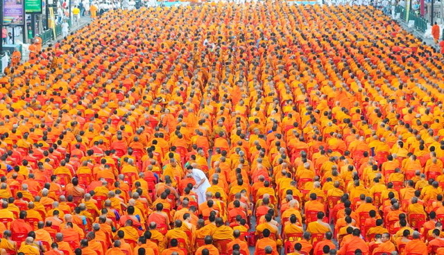 バンコク都心で大規模托鉢イベント、僧侶ら1万人超