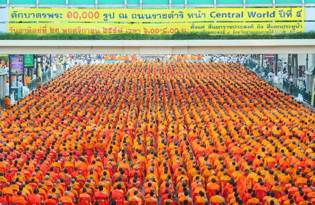 バンコク都心で大規模托鉢イベント、僧侶ら1万人超