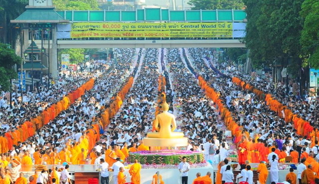 バンコク都心で大規模托鉢イベント、僧侶ら1万人超