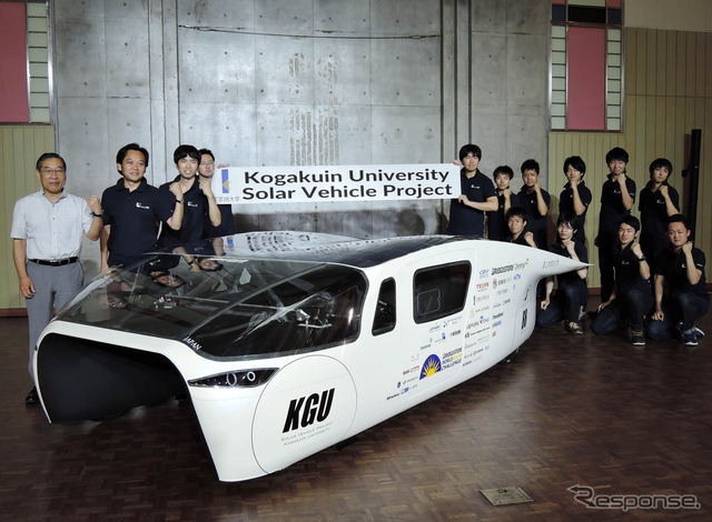 WSC2015に参加する工学院大学のソーラーカー「OWL」とメンバーたち