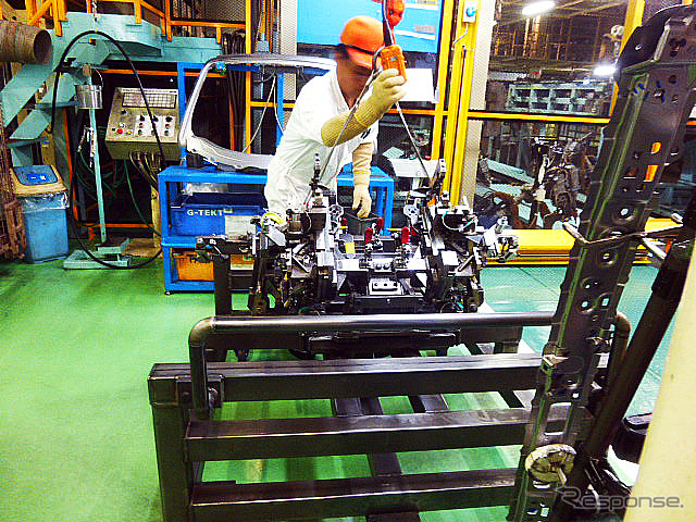 八千代工業四日市製作所のコンパクト化された溶接ライン（7月23日）
