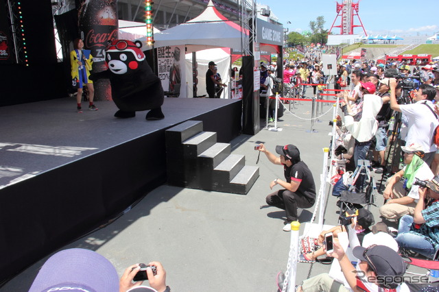 鈴鹿8耐の応援に登場したくまモン