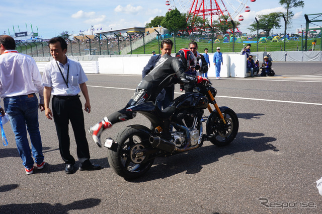 キアヌ・リーブス氏 鈴鹿8耐2015