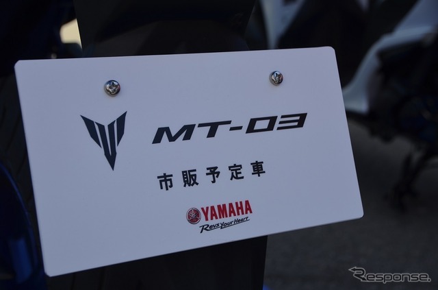 鈴鹿8耐のヤマハブースに展示されているMT-03。