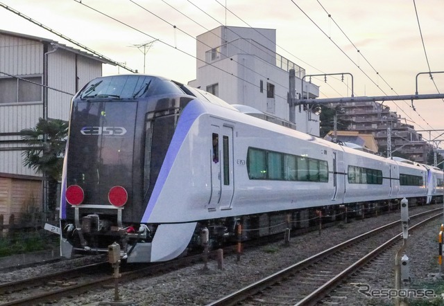 JR東日本の中央線用新型特急電車E353系の量産試作車が完成し、7月25日に出場した。電気機関車にけん引されて南武線を走るE353系