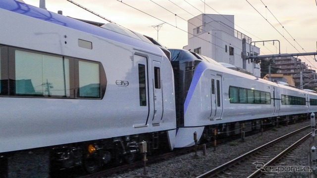 JR東日本の中央線用新型特急電車E353系の量産試作車が完成し、7月25日に出場した。基本編成（奥）と付属編成の先頭車の連結部分