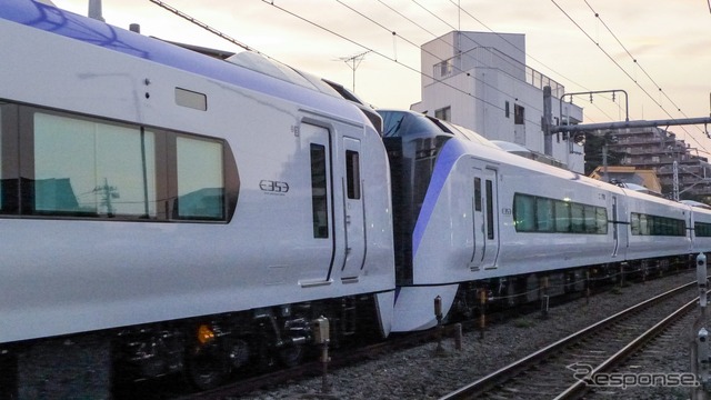 JR東日本の中央線用新型特急電車E353系の量産試作車が完成し、7月25日に出場した。基本編成(奥)と付属編成の先頭車の連結部分