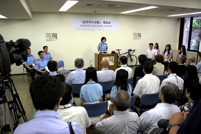 大阪で「信号守らせ隊」が発足…ちゃりん娘も啓発活動に参加
