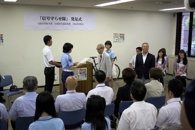 大阪で「信号守らせ隊」が発足…ちゃりん娘も啓発活動に参加