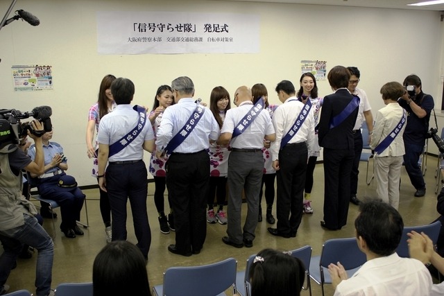 大阪で「信号守らせ隊」が発足…ちゃりん娘も啓発活動に参加