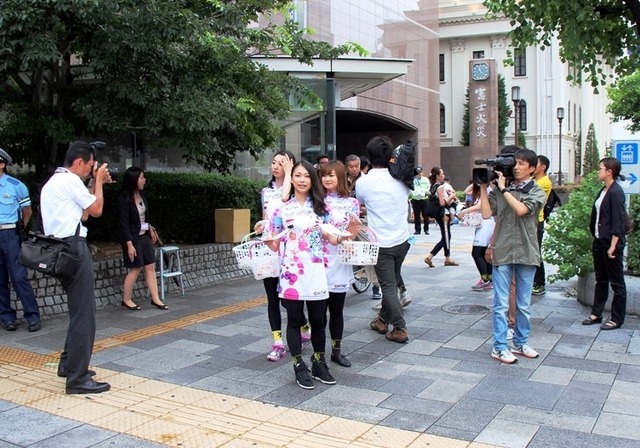 大阪で「信号守らせ隊」が発足…ちゃりん娘も啓発活動に参加