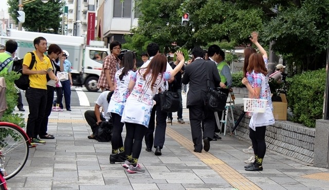 大阪で「信号守らせ隊」が発足…ちゃりん娘も啓発活動に参加