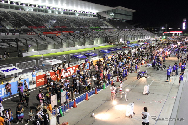 2015鈴鹿8耐ナイトピットウォークの様子