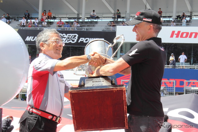 前年優勝チームのMuSASHi RT HARC PROが優勝トロフィーを返還