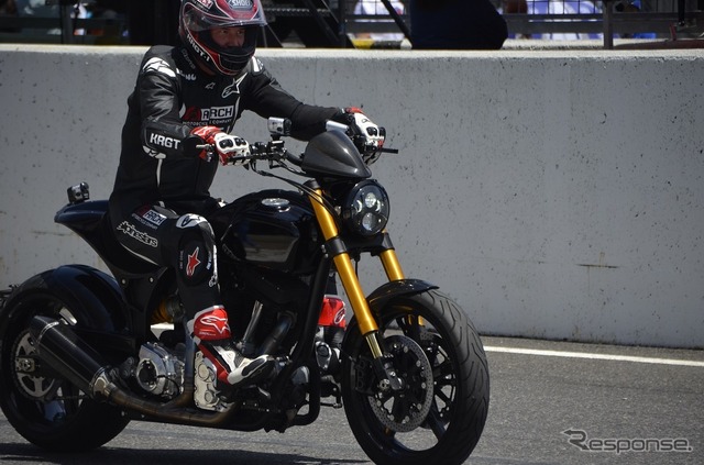 鈴鹿サーキットをバイクで走るキアヌ・リーブス