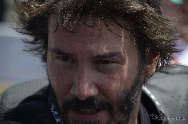 鈴鹿サーキットをバイクで走るキアヌ・リーブス