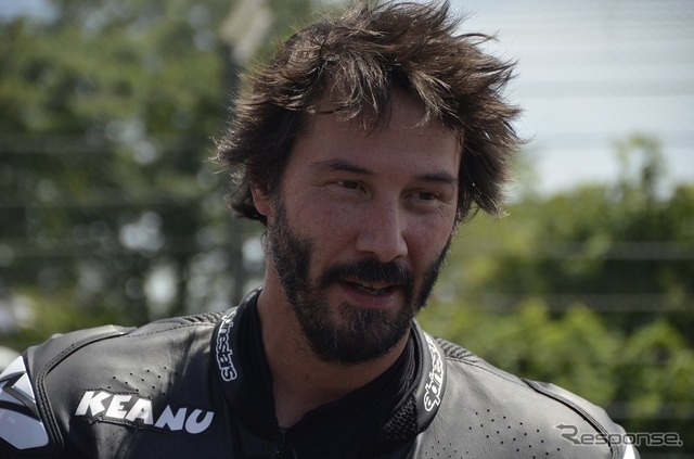 鈴鹿サーキットをバイクで走るキアヌ・リーブス