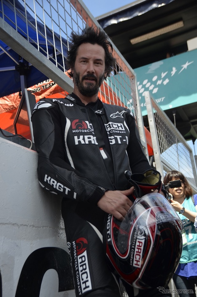鈴鹿サーキットをバイクで走るキアヌ・リーブス