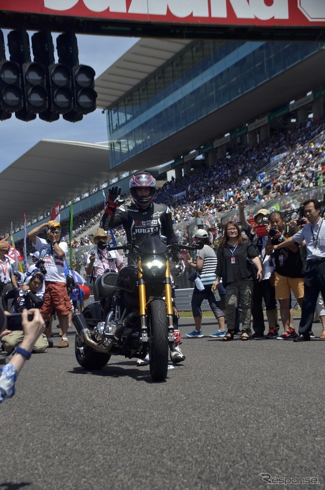 鈴鹿サーキットをバイクで走るキアヌ・リーブス