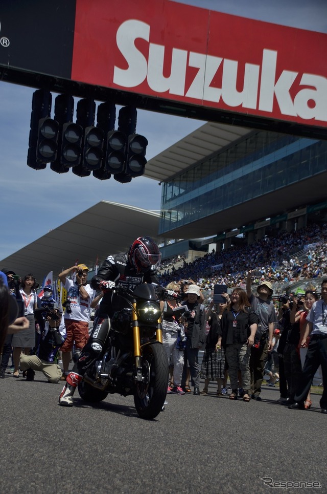 鈴鹿サーキットをバイクで走るキアヌ・リーブス