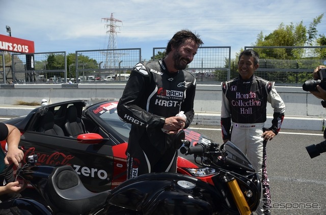 鈴鹿サーキットをバイクで走るキアヌ・リーブス