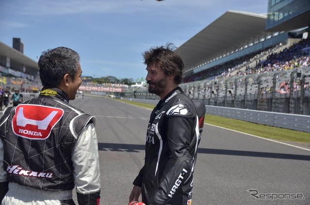 鈴鹿サーキットをバイクで走るキアヌ・リーブス