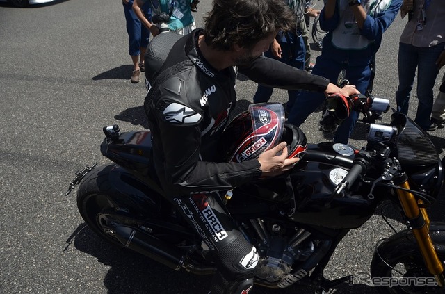 鈴鹿サーキットをバイクで走るキアヌ・リーブス