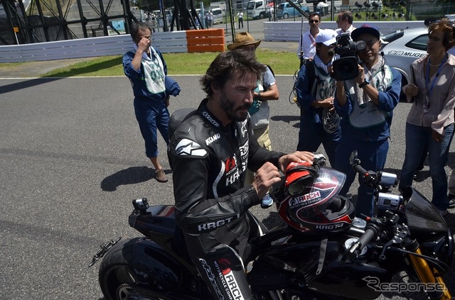 鈴鹿サーキットをバイクで走るキアヌ・リーブス