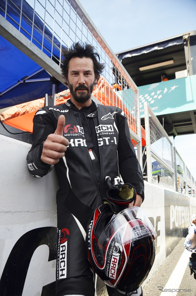 鈴鹿サーキットをバイクで走るキアヌ・リーブス
