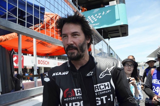 鈴鹿サーキットをバイクで走るキアヌ・リーブス