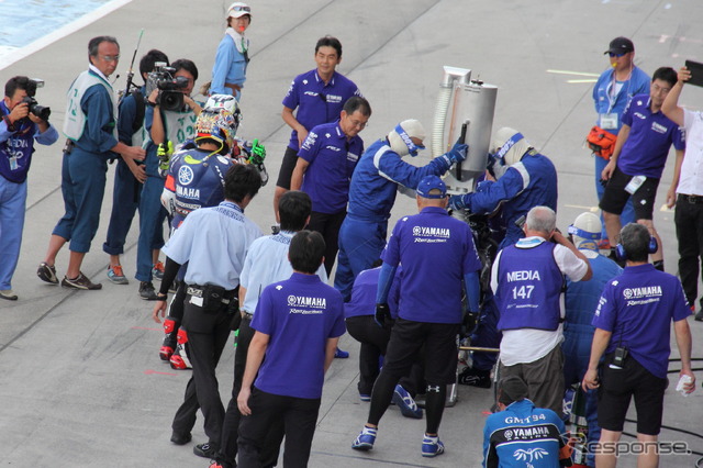 トップを走るNo.21 YAMAHA FACTORY RACING TEAM