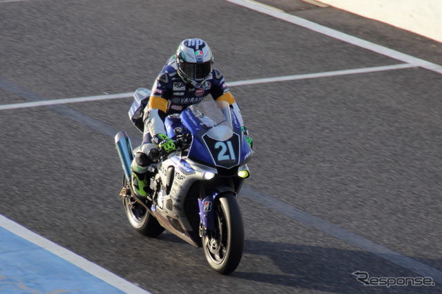 トップを走るNo.21 YAMAHA FACTORY RACING TEAM