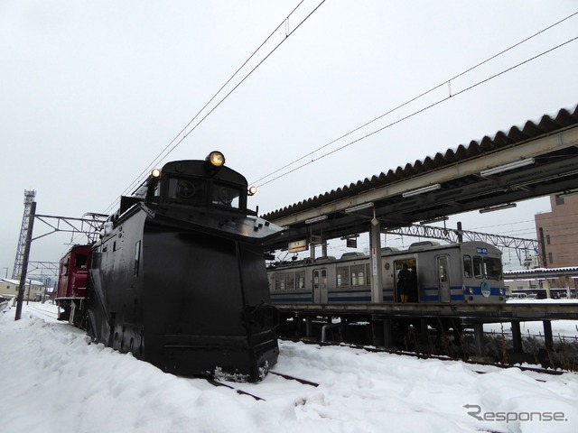 冬のラッセル車試運転の際、弘南線の電車7000系（元東急電鉄7000系）と並んだキ104＋ED333